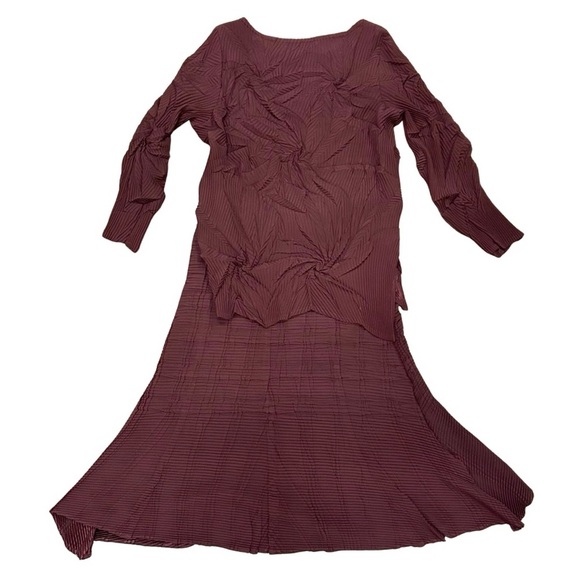 Babette Pleated 2-Piece Set – Top & Skirt – Burgundy Textured Microfiber - Picture 4 of 4